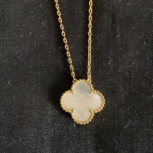 ❤️ Mother of Pearl clover leaf design inspired.